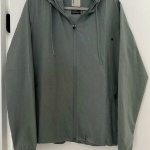 Vuori Women’s Hooded Lightweight Water-Resistant Trainer Jacket